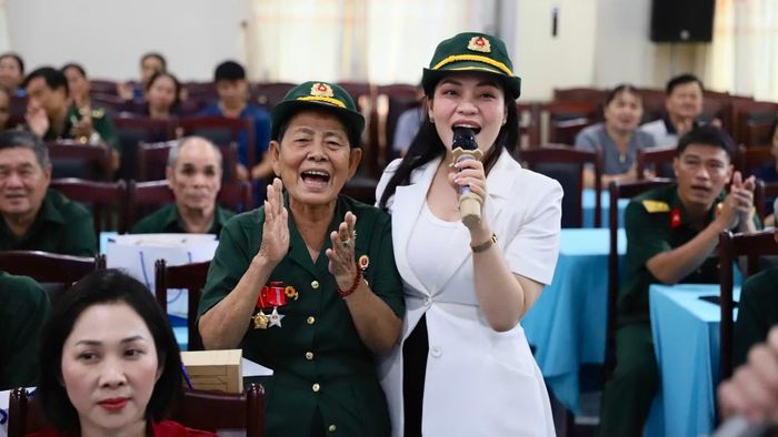 Các thương binh, bệnh binh chia sẻ những khoảnh khắc đời thường tại buổi tri ân.