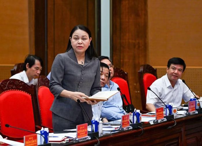 Phó Chánh Văn phòng Thường trực Văn phòng Trung ương Đảng Nguyễn Thị Thu Hà trao đổi ý kiến về thực hiện Nghị quyết số 57-NQ/TW. (Ảnh: DUY LINH)