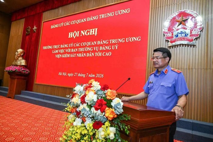 Bí thư Đảng ủy, Viện trưởng Viện Kiểm sát nhân dân tối cao Nguyễn Huy Tiến phát biểu ý kiến tại hội nghị. (Ảnh: DUY LINH)