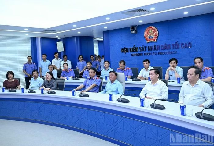 Thường trực Ban Bí thư Trần Cẩm Tú và Đoàn công tác thăm Trung tâm điều hành thông minh ngành kiểm sát nhân dân. (Ảnh: DUY LINH)