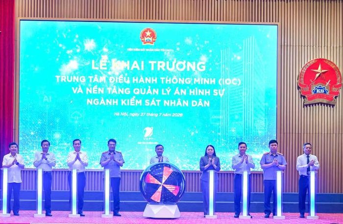 Thường trực Ban Bí thư Trần Cẩm Tú và các đại biểu nhấn nút thực hiện nghi thức khai trương Trung tâm điều hành thông minh (IOC). (Ảnh: DUY LINH)