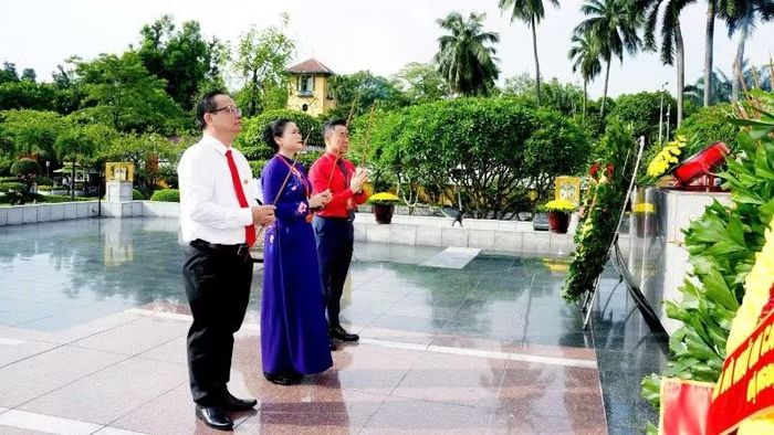 Các đồng chí lãnh đạo Trung ương Hội Chữ thập đỏ Việt Nam dâng hương tại Đài tưởng niệm các Anh hùng liệt sĩ. (Ảnh: HỒNG LOAN)