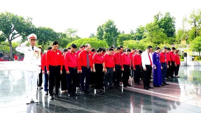 Trong không khí trang nghiêm, các đại biểu bày tỏ lòng biết ơn sâu sắc đối với các Anh hùng liệt sĩ. (Ảnh: HỒNG LOAN)