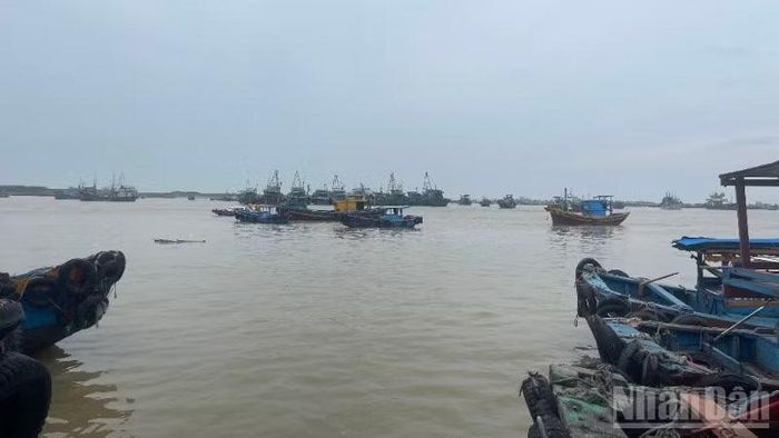 Cửa biển La Gi có nhiều tàu cá hoạt động nhưng bị bồi lắng ảnh hưởng đến việc ra vào cảng.
