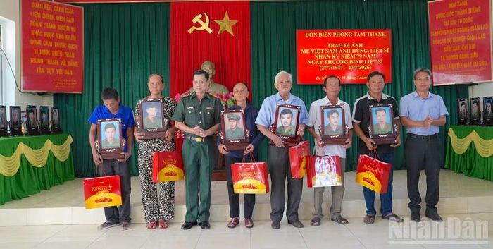  Đại tá Hoàng Văn Mẫn, Chính ủy Bộ đội Biên phòng thành phố Đà Nẵng trao tặng di ảnh liệt sĩ đến các thân nhân, gia đình liệt sĩ. 
