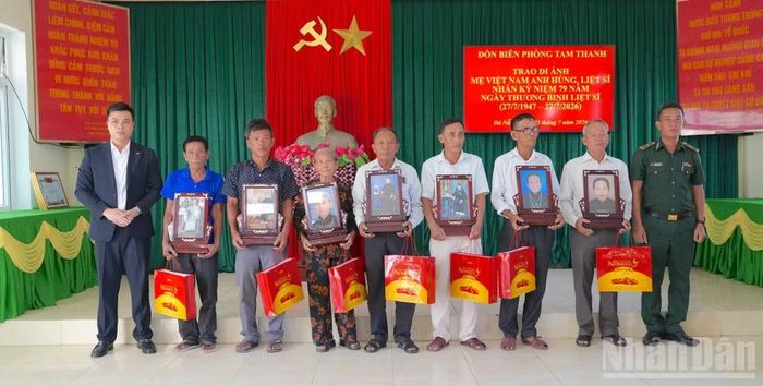 Lãnh đạo Đồn Biên phòng Tam Thanh cùng đơn vị tài trợ trao tặng di ảnh Mẹ Việt Nam anh hùng đến các gia đình người có công.
