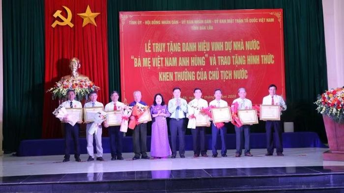 Thừa ủy quyền của Chủ tịch nước, các đồng chí lãnh đạo tỉnh Đắk Lắk trao Huân chương Lao động hạng Nhì cho các cá nhân.