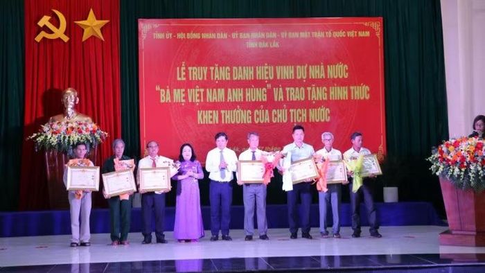 Thừa ủy quyền của Chủ tịch nước, đồng chí Lương Nguyễn Minh Triết, Bí thư Tỉnh ủy Đắk Lắk và đồng chí Cao Thị Hòa An, Phó Bí thư Thường trực Tỉnh ủy, Chủ tịch Hội đồng nhân dân tỉnh đã trao danh hiệu Bà mẹ Việt Nam Anh hùng cho thân nhân các Mẹ.