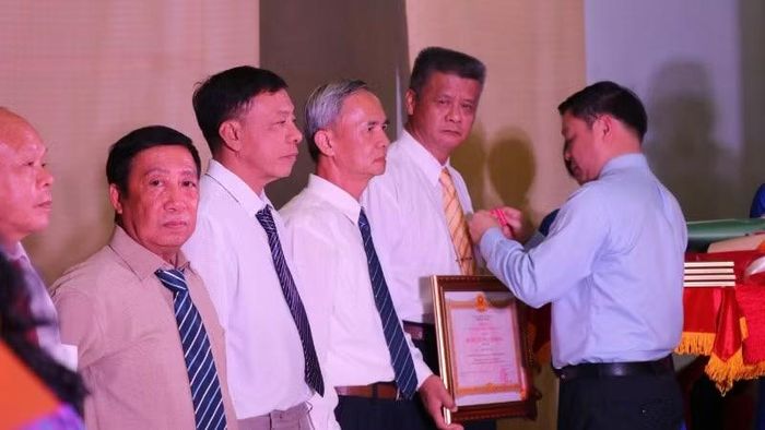Chủ tịch Ủy ban nhân dân tỉnh Đắk Lắk Đỗ Hữu Huy trao Huân chương Lao động hạng Nhì cho các cá nhân.