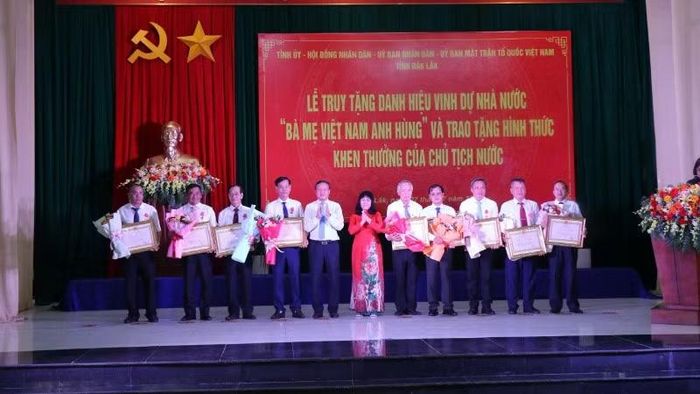 Thừa ủy quyền của Chủ tịch nước, lãnh đạo Ủy ban nhân dân tỉnh Đắk Lắk trao Huân chương Lao động hạng Ba cho các cá nhân.