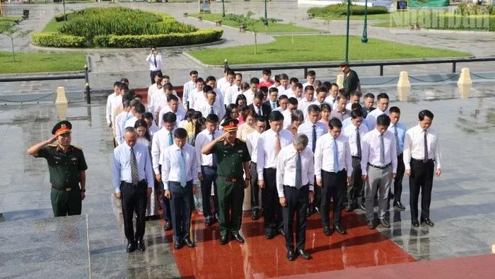 Lễ dâng hương tưởng nhớ các Anh hùng liệt sĩ diễn ra trong không khí trang nghiêm. (Ảnh: HUY VŨ)