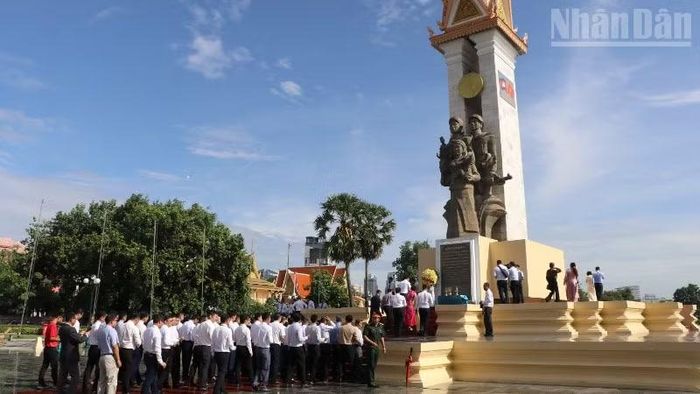 Các đại biểu thành kính dâng hoa, dâng hương tưởng nhớ các Anh hùng liệt sĩ, các chiến sĩ quân tình nguyện và chuyên gia Việt Nam đã hy sinh vì sự nghiệp giải phóng dân tộc, bảo vệ Tổ quốc và thực hiện nghĩa vụ quốc tế cao cả, giúp nhân dân Campuchia thoát khỏi thảm họa diệt chủng. (Ảnh: HUY VŨ)
