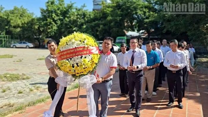 Tổng Lãnh sự quán Việt Nam tại Battambang trang trọng tổ chức lễ dâng hương, dâng hoa tưởng niệm tại nhà thờ và nơi lưu giữ hài cốt liệt sĩ, quân tình nguyện Việt Nam, Đài Hữu nghị Việt Nam-Campuchia ở tỉnh Battambang.