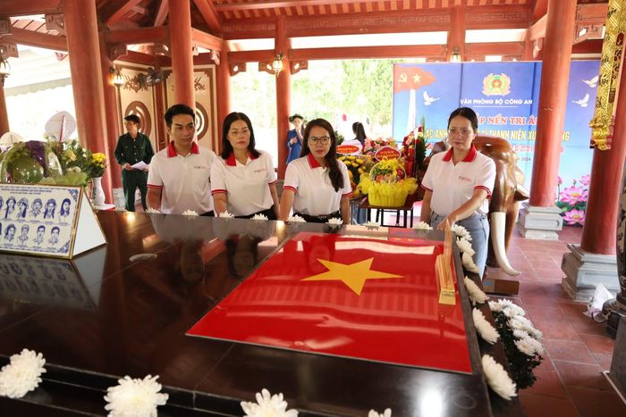 Đoàn công tác tri ân tưởng nhớ 13 chiến sĩ thanh niên xung phong “Tiểu đội cảm tử” Anh hùng thuộc Đại đội Thanh niên xung phong 317, Đội 65, Tổng đội Thanh niên xung phong chống Mỹ cứu nước tỉnh Nghệ An.