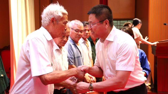Phó Giáo sư, Tiến sĩ Nguyễn Xuân Phương, Hiệu trưởng Trường đại học Giao thông Vận tải Thành phố Hồ Chí Minh trao quà cho các gia đình chính sách trên địa bàn xã Nghĩa Trụ, tỉnh Hưng Yên.