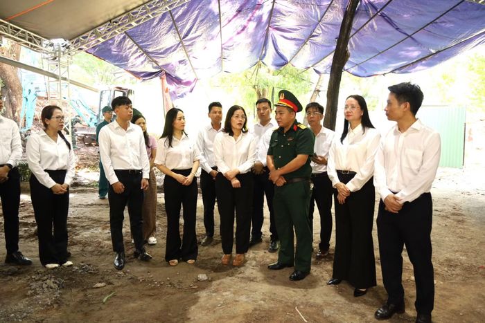 Cán bộ, giảng viên Trường đại học Giao thông vận tải Thành phố Hồ Chí Minh nghe cán bộ chia sẻ về công tác tìm kiếm mộ liệt sĩ tại Công viên Văn hóa Lê Thị Riêng.
