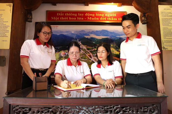 Đoàn công tác ghi cảm tưởng vào sổ lưu niệm.