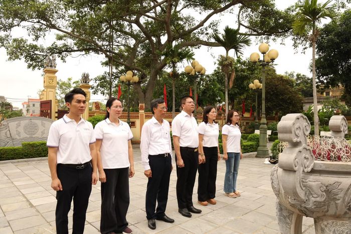 Đoàn công tác tri ân, tưởng nhớ Trung tướng Nguyễn Bình tại Nhà tưởng niệm Trung tướng Nguyễn Bình.