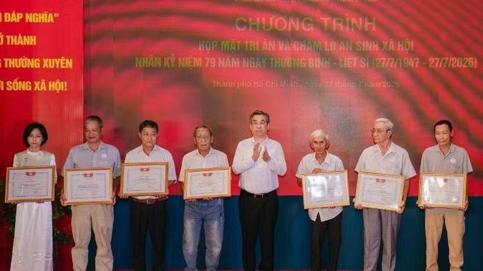 Ủy ban Mặt trận Tổ quốc Việt Nam thành phố tặng Bằng khen cho tập thể, cá nhân có nhiều đóng góp tích cực trong “Chiến dịch 500 ngày đêm đẩy mạnh thực hiện tìm kiếm, quy tập và xác định danh tính hài cốt liệt sĩ” trên địa bàn thành phố.