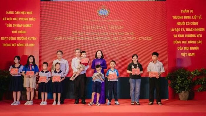 Ủy ban Mặt trận Tổ quốc Việt Nam thành phố đã trao tặng học bổng Nguyễn Hữu Thọ cho con em gia đình chính sách trên địa bàn.