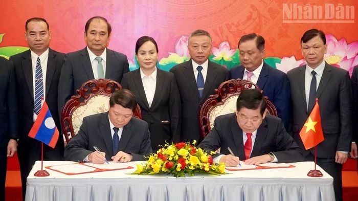 Trưởng đoàn hai bên ký biên bản ghi nhớ.