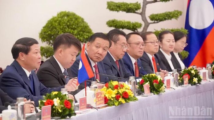 Ban công tác đặc biệt Chính phủ Lào trao đổi tại buổi làm việc.