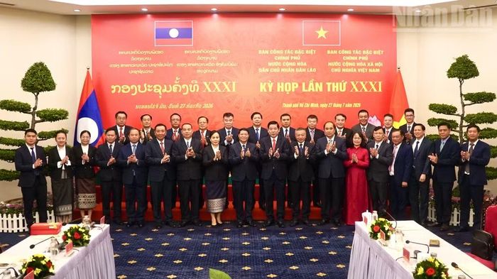 Các đại biểu chụp ảnh lưu niệm.