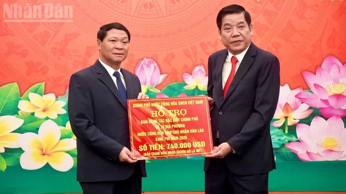Thừa ủy quyền của Thủ tướng Chính phủ, Thượng tướng Nguyễn Văn Gấu trao hỗ trợ Ban công tác đặc biệt Chính phủ Lào.