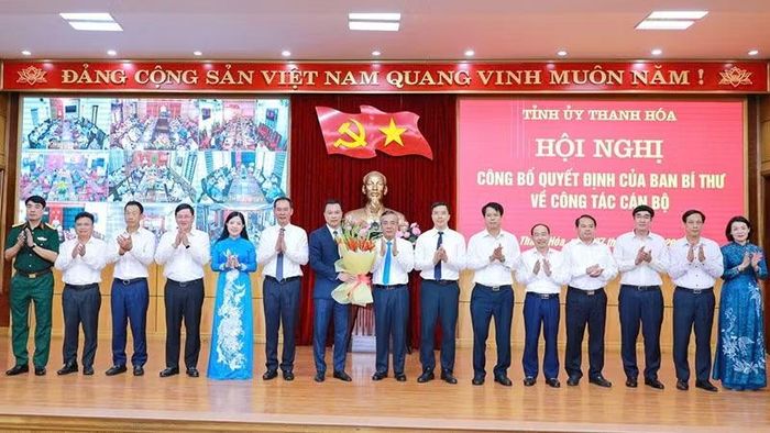 Tập thể lãnh đạo tỉnh Thanh Hóa tặng hoa chúc mừng đồng chí Tô Anh Dũng.