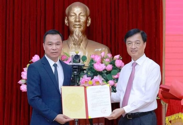 Lãnh đạo Ban Tổ chức Trung ương trao quyết định cho đồng chí Tô Anh Dũng.
