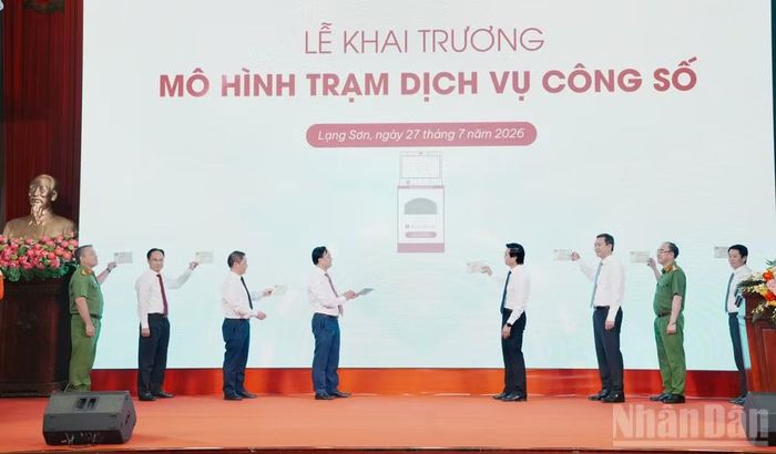 Các đại biểu thực hiện nghi thức khai trương Mô hình Trạm dịch vụ công số.