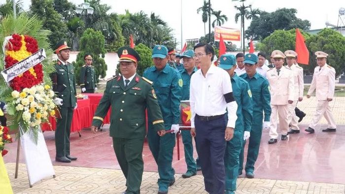 Các đồng chí lãnh đạo Bộ Chỉ huy Quân sự tỉnh Đắk Lắk, Ban Chỉ huy Phòng thủ khu vực 5 Đray Bhăng và lãnh đạo các xã Krông Bông đưa hài cốt các liệt sĩ đến nơi an táng.
