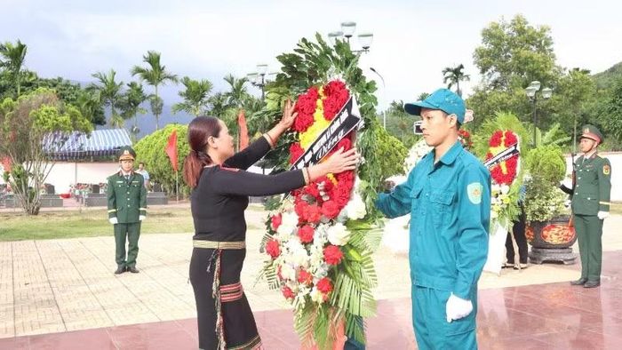 Bí thư Đảng ủy, Chủ tịch Hội đồng nhân dân xã Krông Bông H'Kim Rơ Chăm sửa hoa viếng các Anh hùng liệt sĩ.