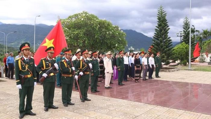 Các đại biểu dự Lễ viếng, truy điệu và an táng 2 hài cốt liệt sĩ.