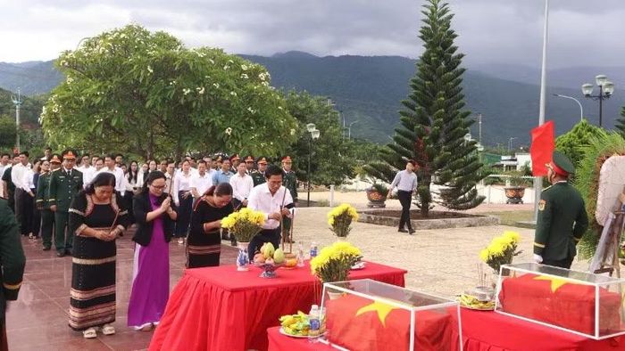 Các đồng chí lãnh đạo Đảng ủy, Hội đồng nhân dân, Ủy ban nhân dân, Ủy ban Mặt trận Tổ quốc Việt Nam xã Krông Bông dâng hương tưởng niệm các Anh hùng liệt sĩ.