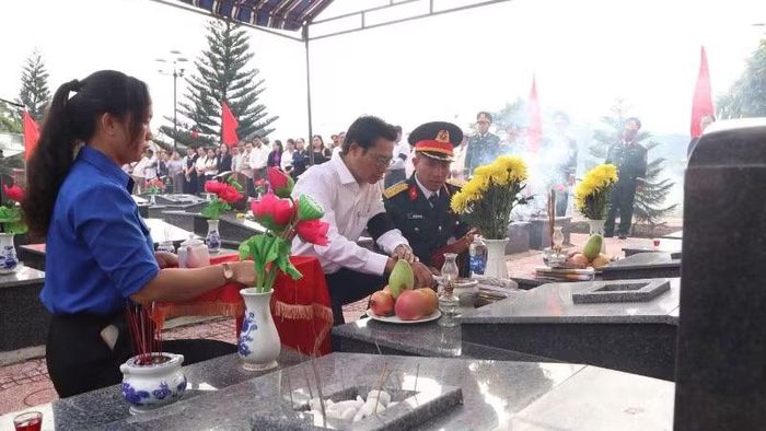 Hài cốt 2 liệt sĩ được an táng tại Nghĩa trang liệt sĩ xã Krông Bông.