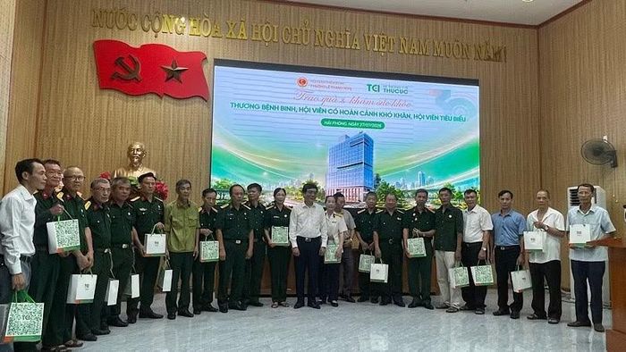Tặng quà các đồng chí thương binh, bệnh binh và hội viên cựu chiến binh tại phường Lê Thanh Nghị.