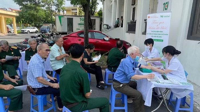 Khám bệnh, tư vấn sức khỏe cho hội viên cựu chiến binh phường Lê Thanh Nghị.