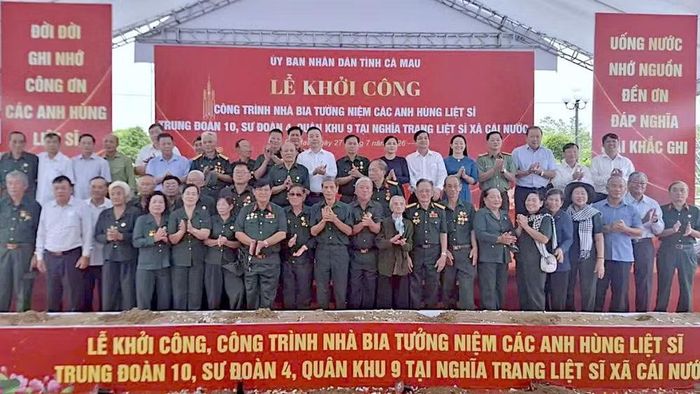 Các cựu binh Trung đoàn 10 cùng các đại biểu chụp ảnh lưu niệm tại lễ khởi công.
