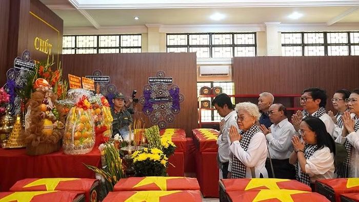 Các đại biểu, văn nghệ sĩ thắp hương tại nhà quàn hài cốt các liệt sĩ. (Ảnh: Thúy Bình)