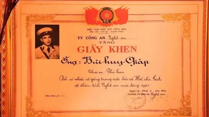 Giấy khen của Ty Công an Nghệ An tặng ông Bùi Huy Giáp về thành tích bảo vệ Chủ tịch Hồ Chí Minh trong lần Người về thăm quê lần thứ 2, năm 1961.