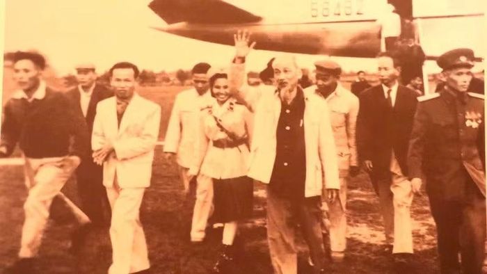 Ban Quản lý Khu di tích Kim Liên tặng gia đình Thượng tá Bùi Quang Vinh bức ảnh sự kiện Bác Hồ về thăm quê. Trong ảnh: Ông Bùi Huy Giáp (ngoài cùng bên trái), trong vai trò Phó ban Bảo vệ kinh tế Ty Công an Nghệ An, cùng lãnh đạo Quân khu 4 và lãnh đạo tỉnh đón Bác Hồ khi vừa xuống máy bay.