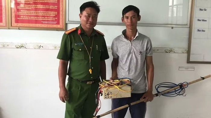 Người dân xã An Châu giao nộp dụng cụ kích điện đánh bắt thủy sản. (Ảnh Công an cung cấp)