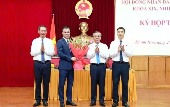 Lãnh đạo Tỉnh ủy, Hội đồng nhân dân tỉnh Thanh Hóa tặng hoa, chúc mừng tân Chủ tịch Ủy ban nhân dân tỉnh.