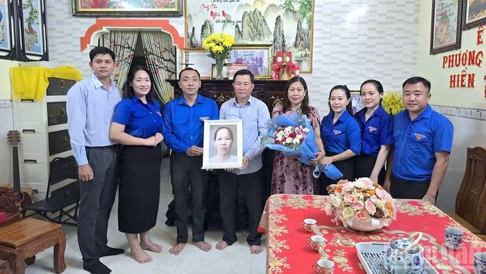 Đoàn phường Lý Văn Lâm (tỉnh Cà Mau) bàn giao ảnh đã phục dựng cho ông Trần Thanh Thông (khóm Lung Dừa, phường Lý Văn Lâm), là con trai út Mẹ Việt Nam Anh hùng Lưu Thị Kiệm.