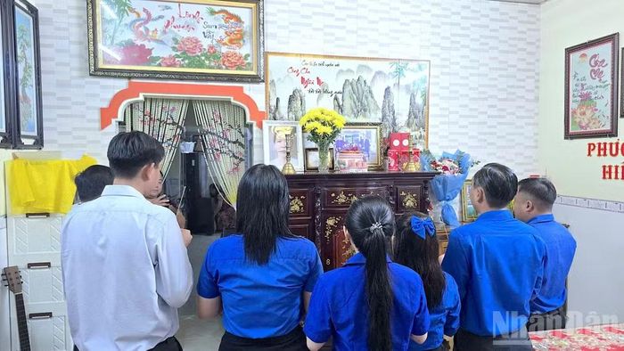 Đoàn phường Lý Văn Lâm (tỉnh Cà Mau) tìm đến từng nhà thu thập thông tin, hình ảnh giúp gia đình liệt sĩ phục hồi ảnh cũ.