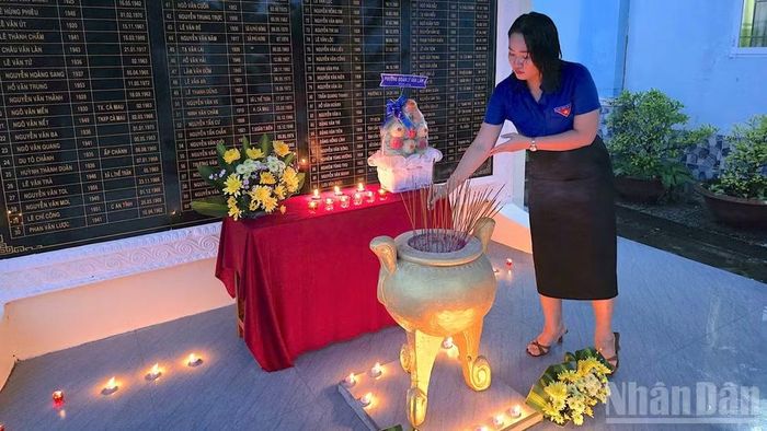 Lực lượng đoàn viên Cà Mau còn tổ chức thắp nhang tri ân tại các nghĩa trang, bia ghi danh nhân 79 năm Ngày Thương binh-Liệt sĩ.