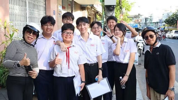 Thí sinh và phụ huynh phấn khởi sau khi thi tuyển sinh lớp 10.