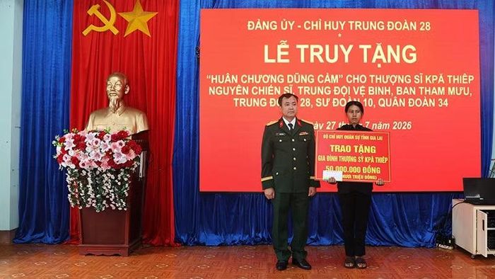 Đại tá Nguyễn Thế Vinh, Chỉ huy trưởng Bộ Chỉ huy quân sự tỉnh Gia Lai tặng quà gia đình Thượng sĩ Kpă Thiêp.