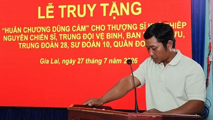 Ông Rah Lan Blak thay mặt gia đình Thượng sĩ Kpă Thiêp phát biểu tại buổi lễ.